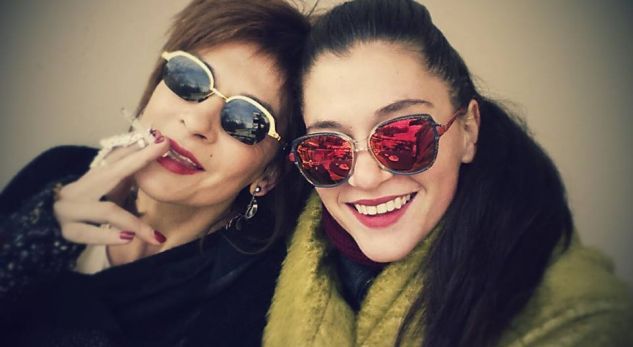 Ema Andrea i kërkon falje të bijës…diçka nuk ka shkruar si duhet!