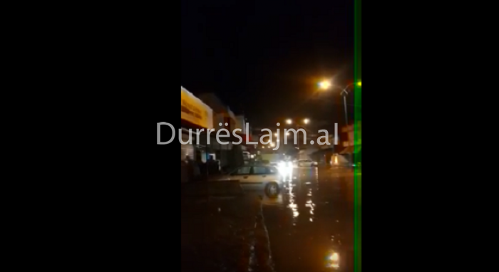 Përmbytet Durrësi nga reshjet, izolohen banorët (VIDEO)