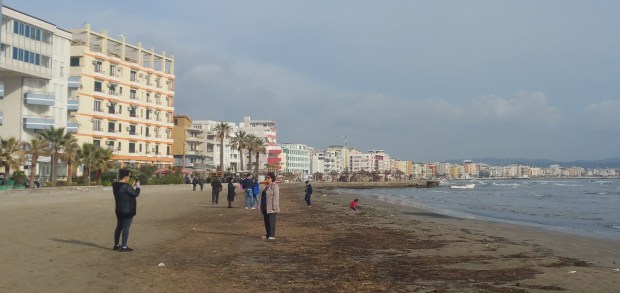 Zapton tokën në plazhin e Durrësit, procedohet penalisht 39-vjeçari