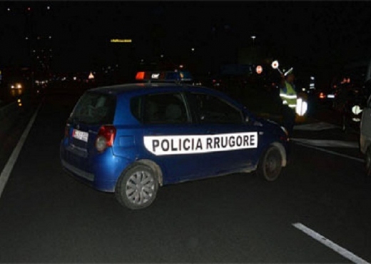 36-vjeçari nga Durrësi del nga rruga dhe arrestohet, një tjetër përplaset me një mjet të parkuar