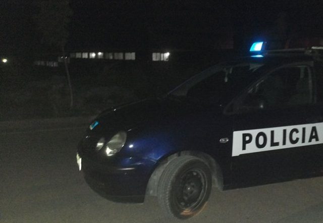 Breshëri kallashnikovi drejt banesës së anëtarit të bandës kriminale