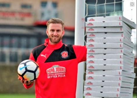 Portieri i Flitud Taunit ndal Leiçesterin, fiton një vit pica falas