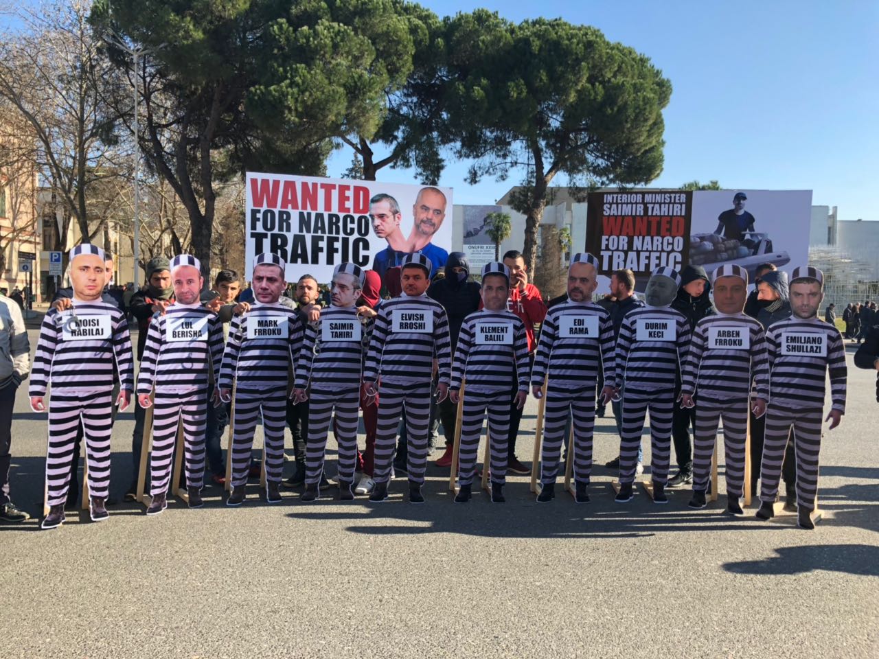 Portretet e protestës/ Rama me kurorën e kanabisit, s’mungojnë as Lul Berisha, Shullazi e Habilajt