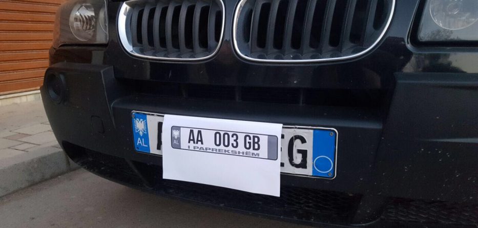 FOTO/ “Po vijnë të paprekshmit”! Protestuesit me targën e “AUDI”-t të Saimir Tahirit