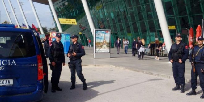 I riu nga Durrësi e pëson keq në Rinas, kapet me dokumenta të falsifikuara