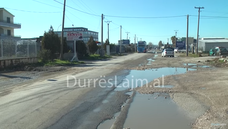 Indinjata e banorëve të Shijakut: Na kanë lënë tërësisht në harresë me këtë rrugë (VIDEO)