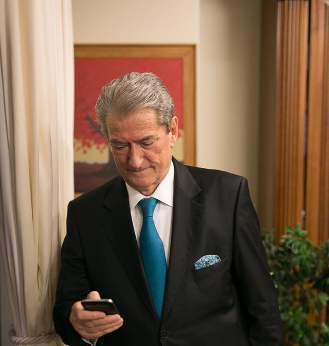 Emigranti denoncon tek Berisha: Nëna më vdiq për shkak të mjekëve të paaftë