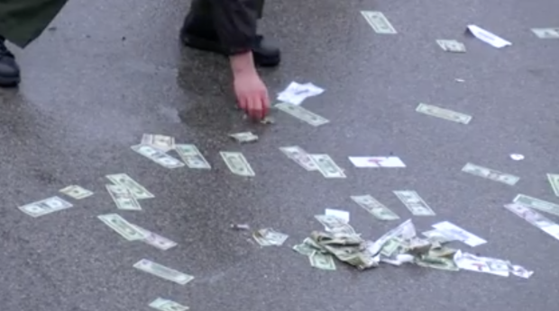 Aksidentohet automjeti, dollarët ‘mbulojnë’ rrugën (FOTO)