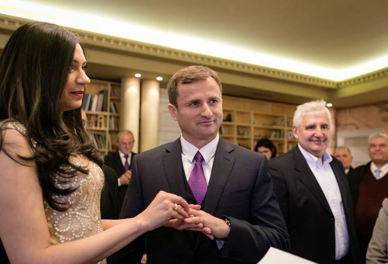 Kryebashkiaku i PS-së i jep fund beqarisë (FOTO)