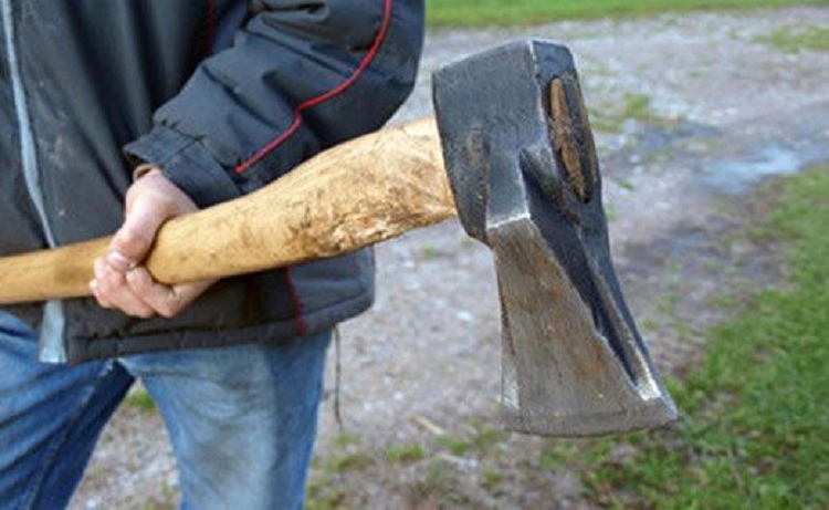 Arrestohet 22-vjeçari, kanosi të ëmën me sëpatë