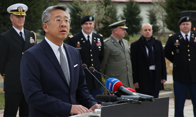 Ambasadori Lu dhuron për Emergjencat Civile pajisje për përballimin e katastrofave (FOTO)