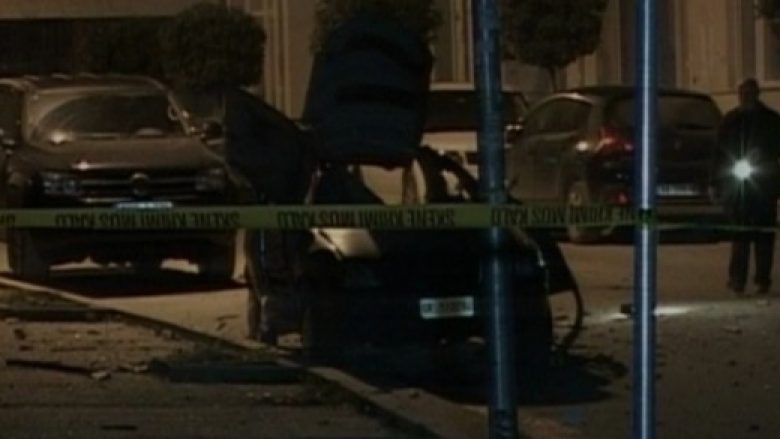 I shkrumbojnë makinën dhe i hedhin 2 granata në oborr