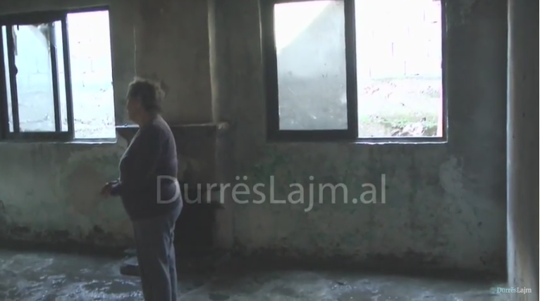 Tmerr dhe mjerim në shtëpinë e shijaksit që u dogj për shkak të një qiriri. Prej vitesh jetonte në errësirë (VIDEO)