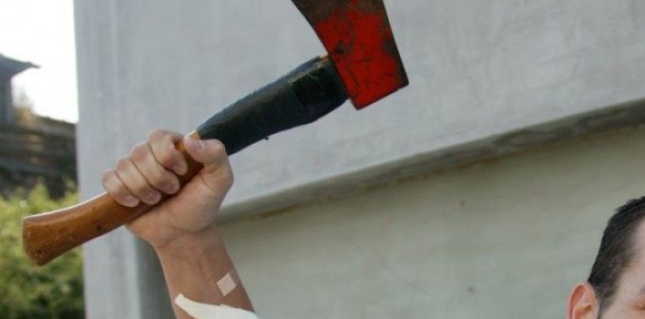 Tmerron fqinjët, godet njërin me sëpatë duke e plagosur rëndë