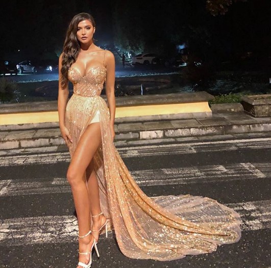 Vajzat e showbiz-it thyejnë kodin e veshjes, shfaqen sensuale tek Pallati i Brigadave (FOTO)