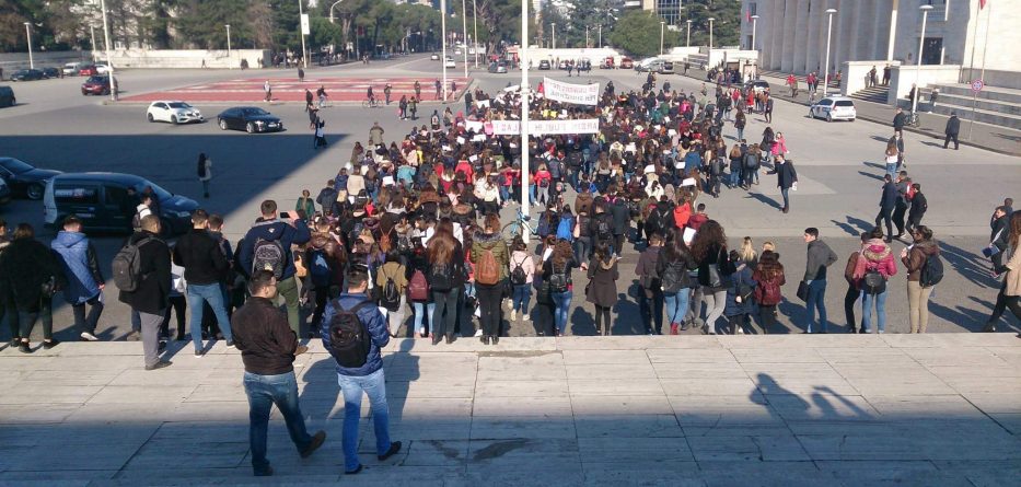 Studentët në protestë para Kryeministrisë për tarifat e studimit