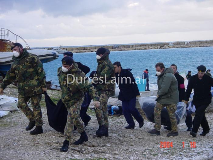 FOTO EKSKLUZIVE TË PAPUBLIKUARA MË PARË/ 14 vjet nga 9 janari i tragjedisë në Karaburun (Pamje të rënda!)