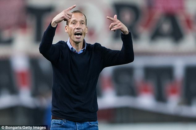 Trajneri pëson infarkt, ndërpritet ndeshja në Bundesliga 2 (VIDEO)