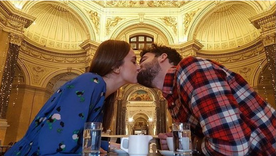 “Përgjithmonë e jotja”. Këngëtarja shqiptare publikon dedikimin për partnerin