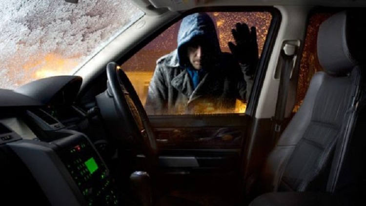 U thyenin xhamat makinave për t’i vjedhur, 1 në pranga 1 në kërkim