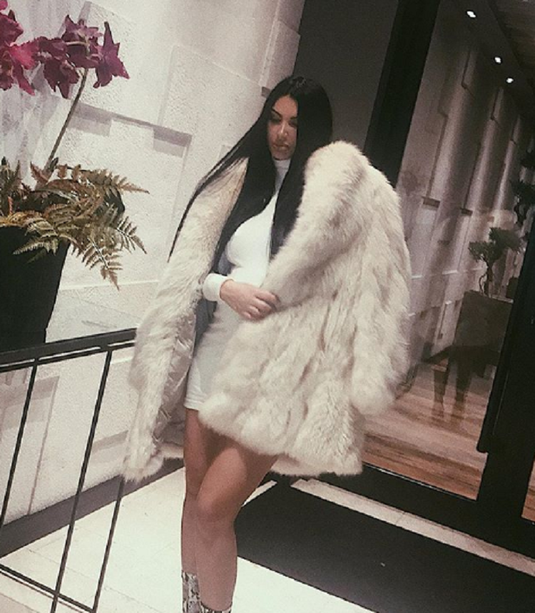 Brenda shtëpisë së Zaimina Vasjarit, durrsakja zbulon dhe barkun (FOTO)