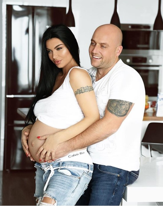 “Mami dhe babi”. Zajmina pozon e lumtur me partnerin (FOTO)