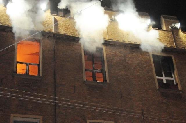 Merr flakë rezistenca ngrohëse, vdes brenda banesës i moshuari