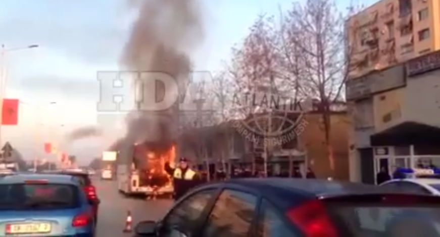Tmerrohen pasagjerët në Tiranë, autobusi përfshihet nga flakët (VIDEO)