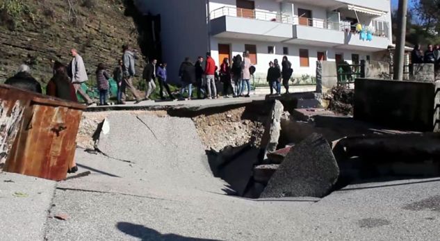 Pallati nën baltë, banorët tentojnë të futen me forcë brenda