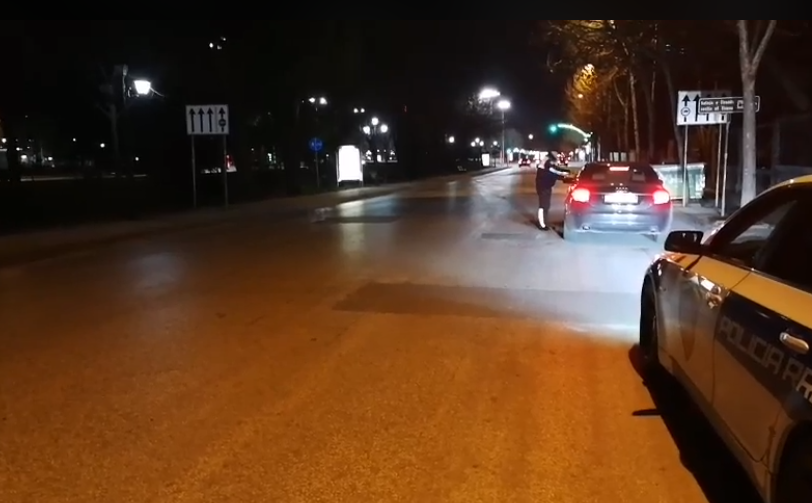 VIDEO/ Policia aksion natën, ndëshkohet i riu me 108 km/orë në qendër të qytetit