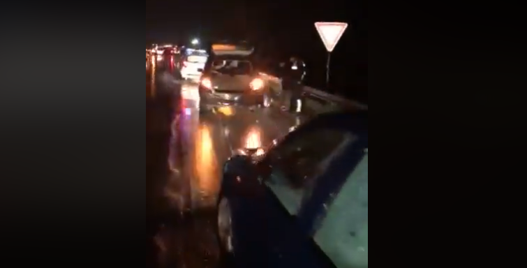 VIDEO/ ‘Katastrofa’ që po ndodh në autostradën Tiranë – Durrës, mbi 10 makina…