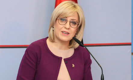 Ministrja Nikolla u kërkon ndjesë pedagogëve për vonesat e pagave