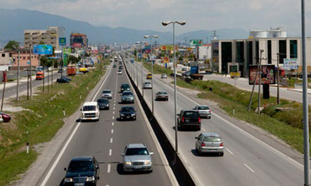 “Kurthet” në autostradën Tiranë-Durrës