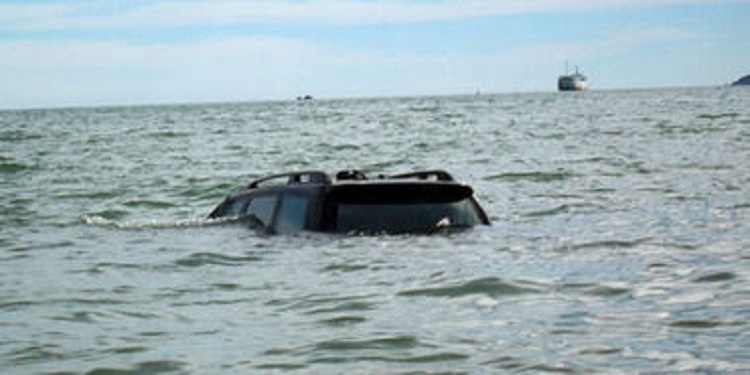 Gjendet një makinë e zhytur në det