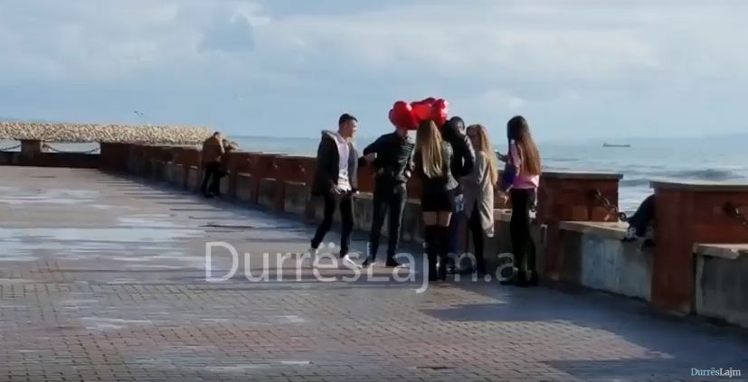 Moti i keq prish planet e të dashuruarve në Durrës (VIDEO)
