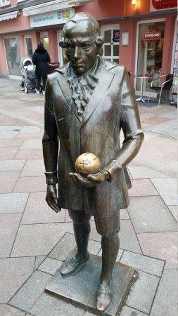 Historia e statujës së Enverit/ Si u riciklua bronzi në shtatoren e një filozofi në Gjermani