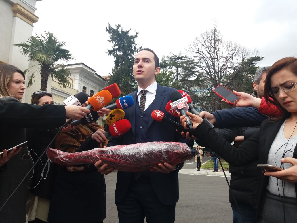 Deputeti demokrat kap “peshkun e madh”, Garda nuk e lejon ta fusë në Kuvend