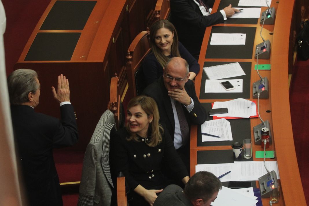 FOTO/ Çfarë nuk u pa në Kuvend, Berisha shtrëngim duarsh me Kryemadhin