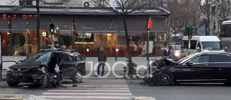 FOTO/ Makinat shkatërrohen në kryqëzimin në Tiranë, një i plagosur
