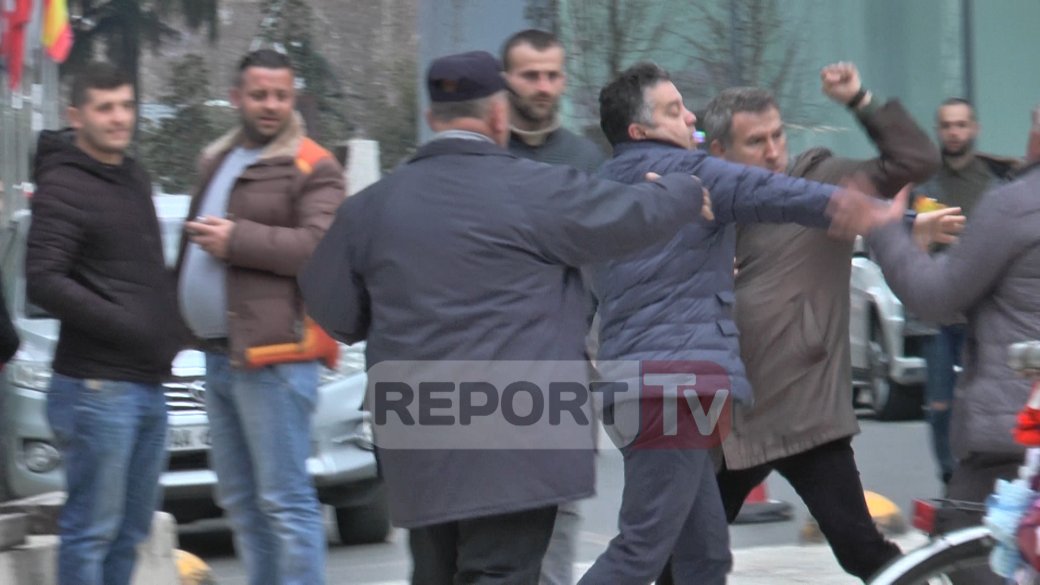 Dy zyrtarë të lartë të  PD grushte të moshuarit (VIDEO)