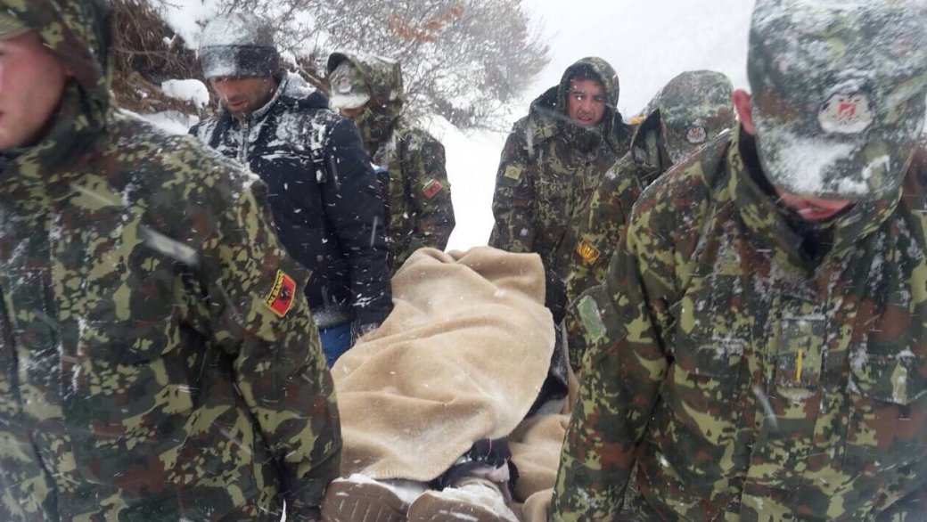 3 orë në këmbë në dëborë, FA shpëton gruan e izoluar