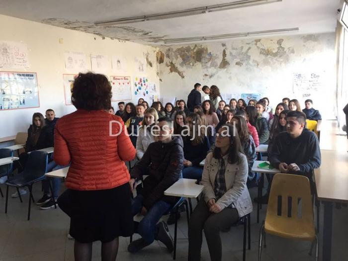 Në Tiranë ra suvaja, por ja çfarë ndodh në një nga shkollat e Durrësit (FOTO)