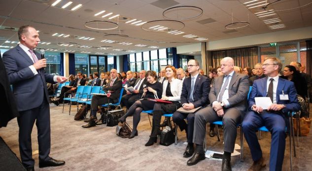 Bushati takon ministrin holandez, mbështetje për hapjen e negociatave