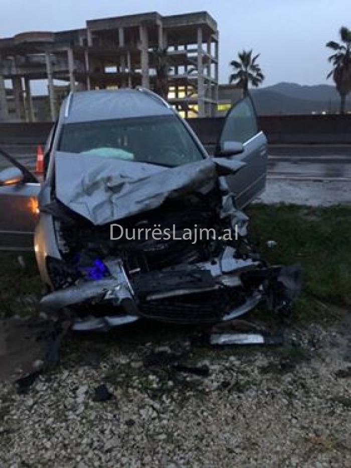 “Po jetoj për së dyti, kjo rrugë po na ha kokën”. I riu nga Durrësi i shpëton aksidentit në autostradë (FOTO)