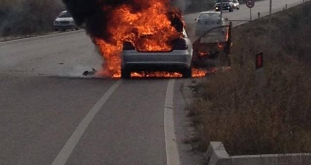 Durrës, merr flakë “Benz”-i në ecje