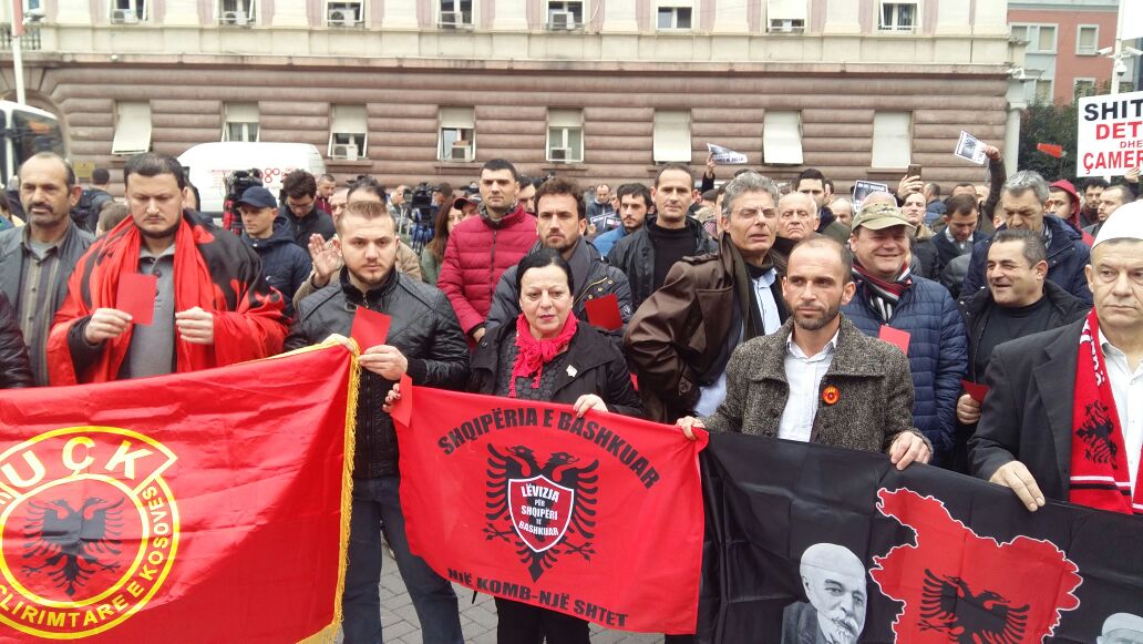 Çështja e detit/ Protestë kundër marrëveshjes para Kryeministrisë (FOTO)