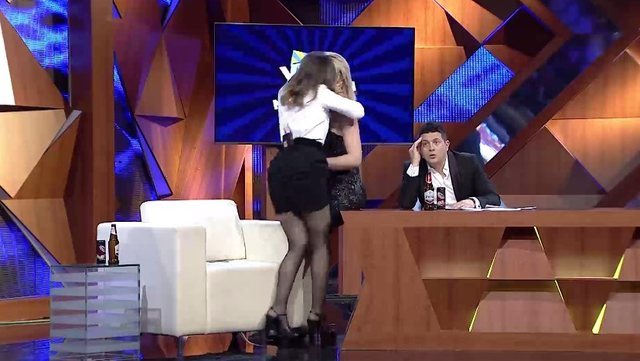 Habitet audienca, Elvana Gjata puth në buzë Kejvinën e Ermalit! (FOTO)