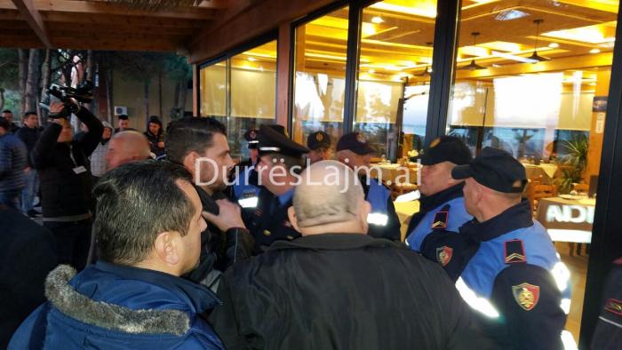 IKMT nis shembjen e 10 lokaleve në Golem, pronarët protestojnë. Një familjari i bie të fikët (FOTO)