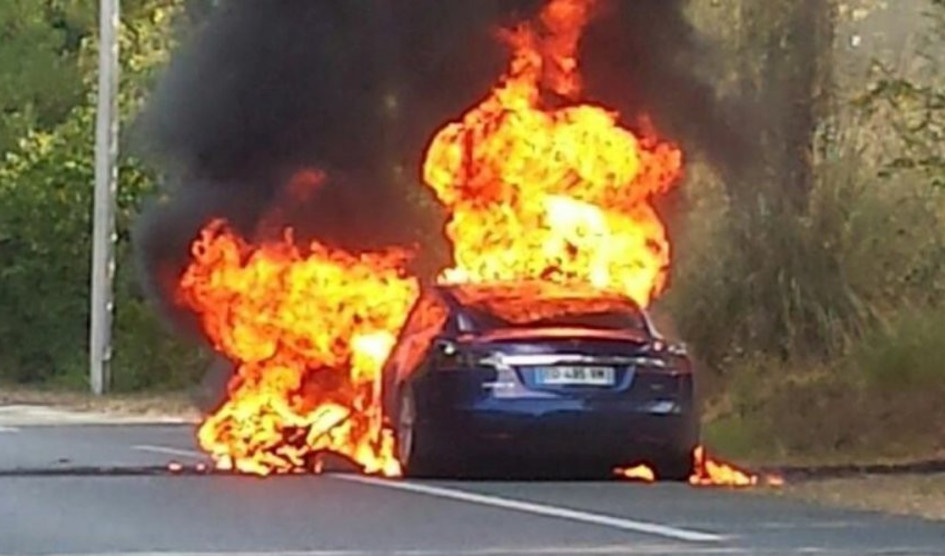 Hidhet në erë makina e parkuar