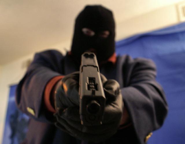 Me armë dhe me maska grabisin 36-vjeçarin në banesë, disa të shoqëruar